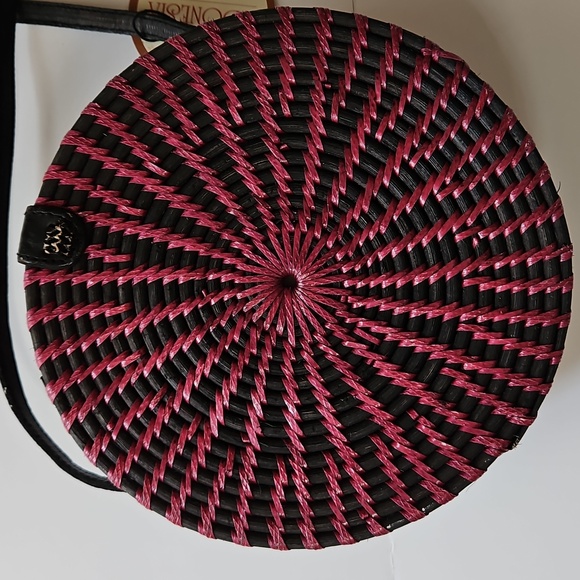 Indonesia NWT Rattan Leather Round Crossbody bag Purple Black Fabric Interior - Picture 4 of 7